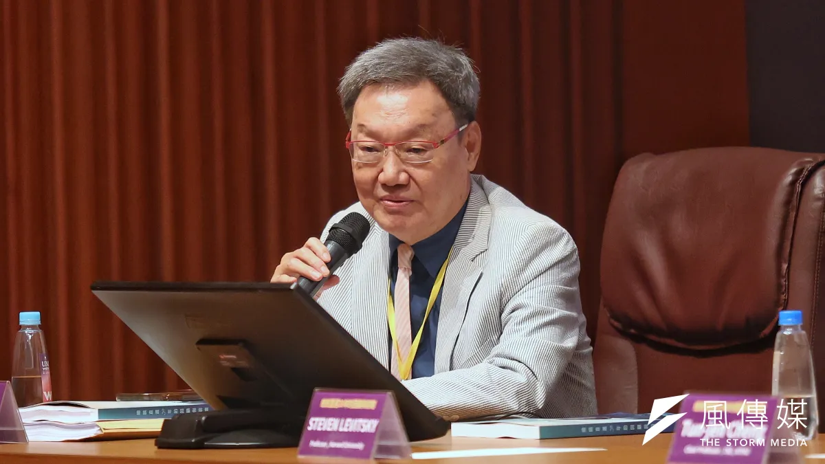 前國安會秘書長蘇起認為,台灣民主成就「其實只是國王的新衣」且台灣正走向初期的「本土民族主義」,圖為2026年9月12日,蘇起出席台北政經學院的「總統直選30年的回顧與前瞻」研討會。(柯承惠攝)