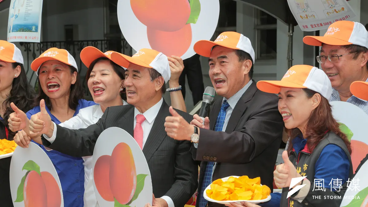 台南市會議議長李全教17日北上推銷台南芒果。(余志偉攝)