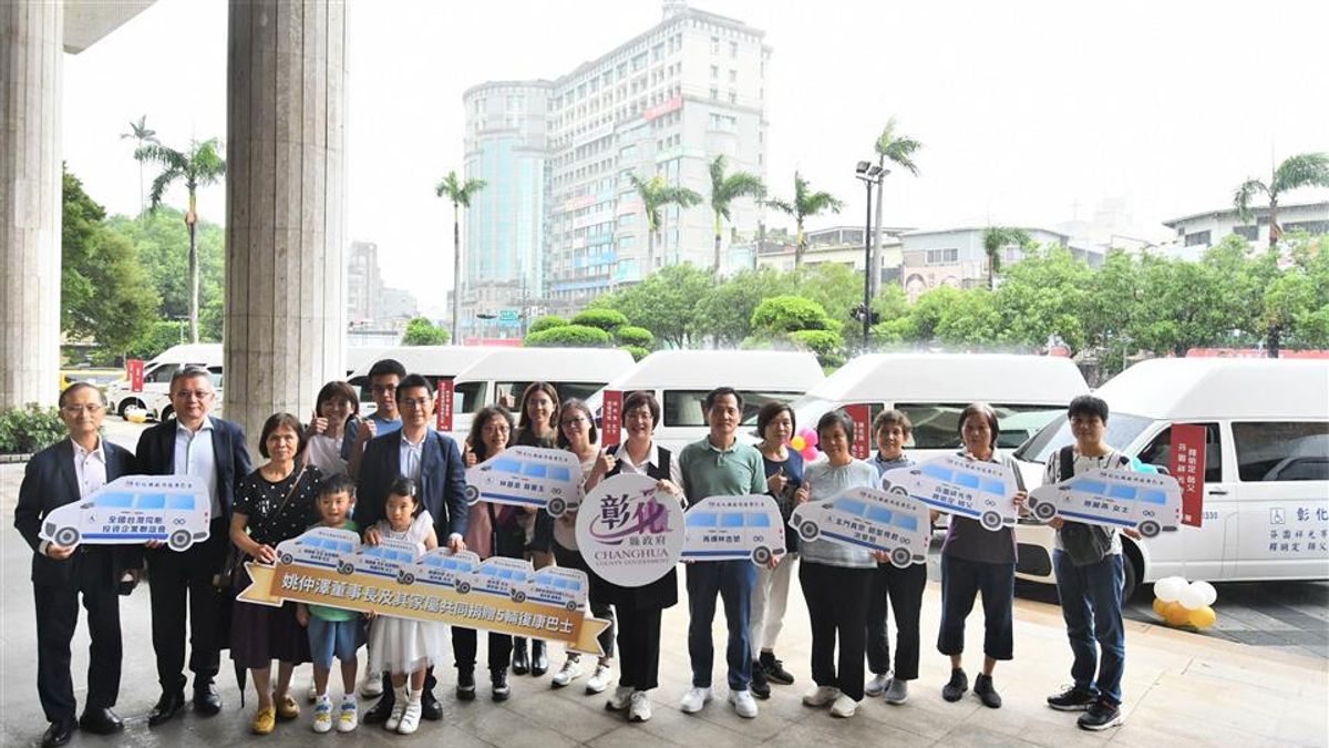 113年度彰化縣身心障礙者小型復康巴士聯合捐贈,王惠美縣長頒發感謝狀且與貴賓共同啟用捐贈之11輛小型復康巴士。(圖/彰化縣政府) 113年度彰化縣身心障礙者小型復康巴士聯合捐贈,王惠美縣長頒發感謝狀且與貴賓共同啟用捐贈之11輛小型復康巴士。(圖/彰化縣政府)