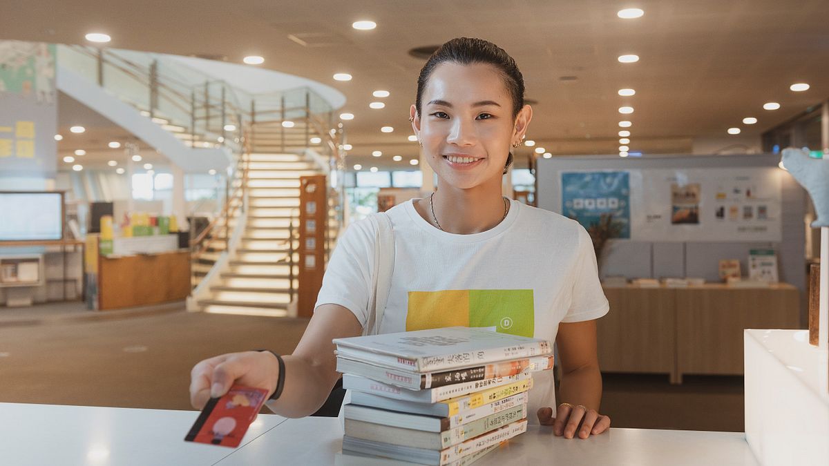 戴資穎陪你一同閱讀(借閱櫃台)。(圖/高市圖書館提供) 戴資穎陪你一同閱讀(借閱櫃台)。(圖/高市圖書館提供)