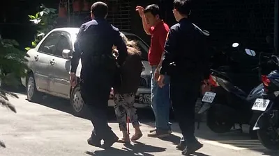 新北市政府警察局土城分局土城派出所警員洪志遠、林豐廷協助走失老婦送回家。 (圖/新北市土城分局提供)