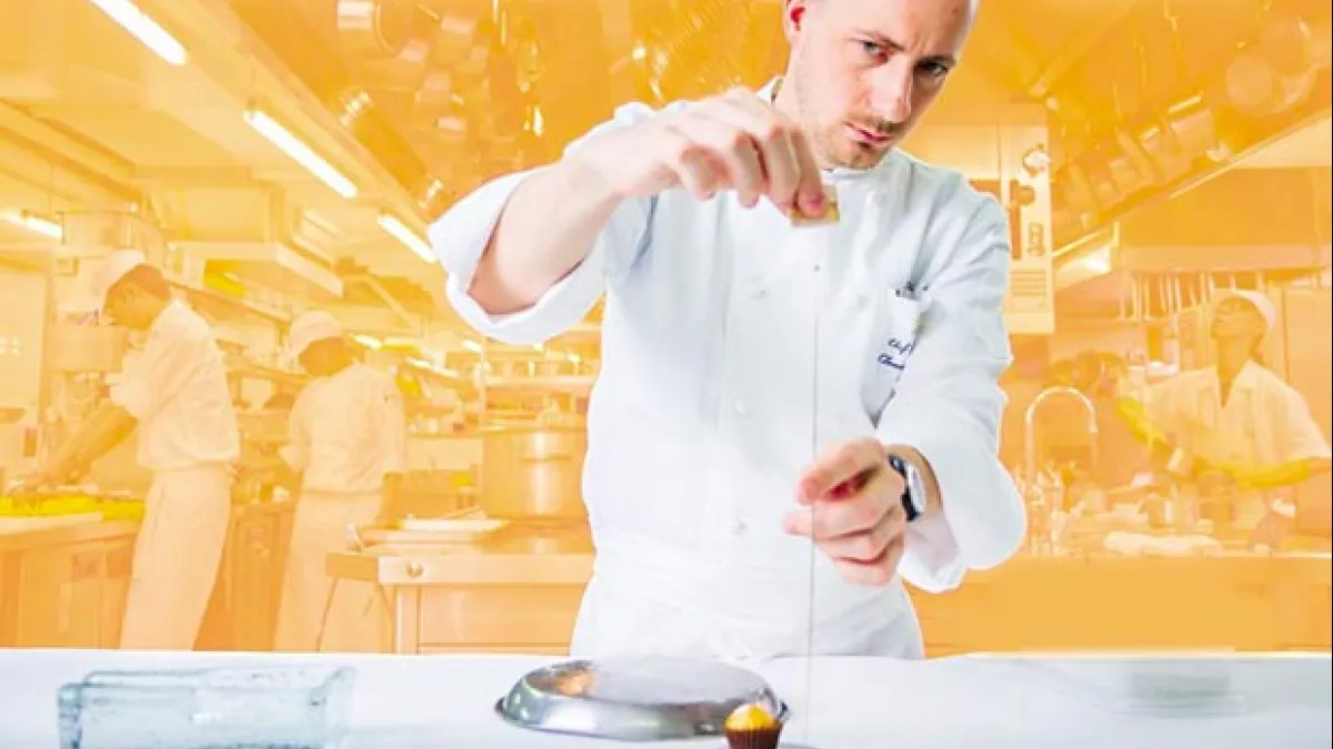 亞都麗緻巴黎廳1930主廚 Clément Pellerin 正專注製作其創作料理「三味沉迷鴨肝」。 (攝影者.呂恩賜)(商業周刊提供).jpg