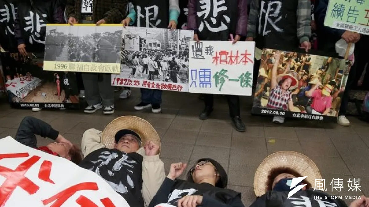 全國關廠工人連線臥軌事件滿一周年,各地關廠工人自救會下午在台北車站舉行「抗爭開工、社運團拜」活動,要求勞委會撤告並修改勞基法第28條。(吳逸驊攝)