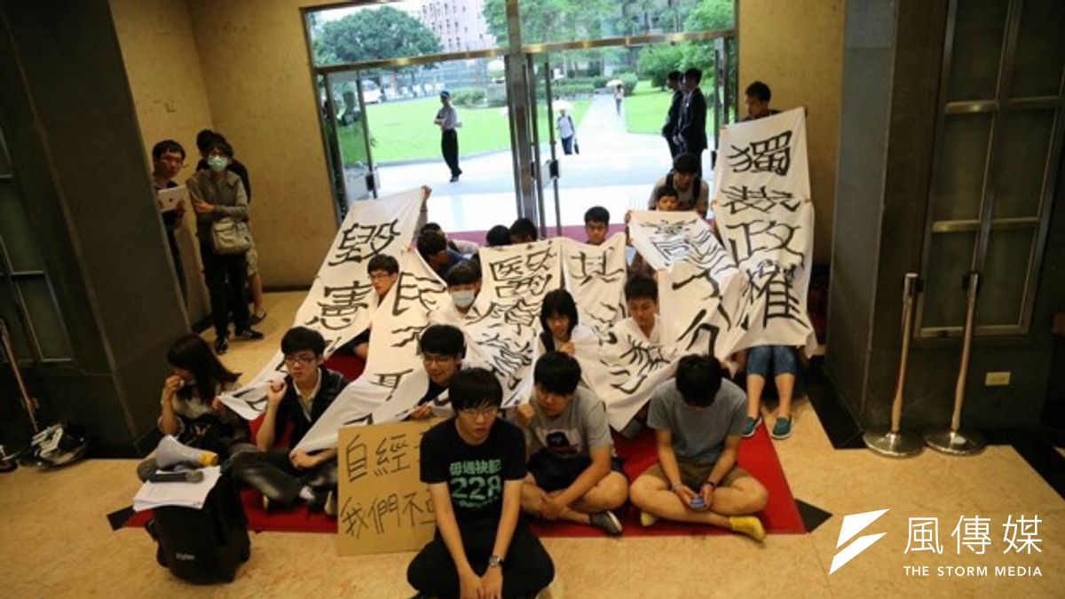 馬英九總統就職6週年的演說,今天選在台中的中國醫學大學舉辦,並與青年對談。上午馬總統人還沒到,中國醫大的同學已先拉起白布條抗議。(吳逸驊攝) 馬英九總統就職6週年的演說,今天選在台中的中國醫學大學舉辦,並與青年對談。上午馬總統人還沒到,中國醫大的同學已先拉起白布條抗議。(吳逸驊攝)