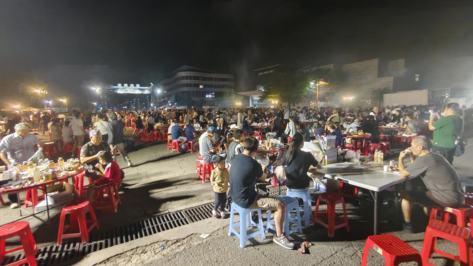 千人湧進前鎮漁港烤肉!高雄漁「港邊夯肉祭」美日貴賓、船員同歡過中秋