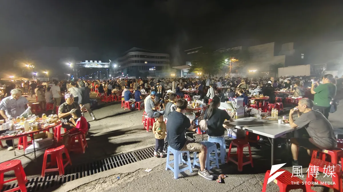 高雄區漁會在前鎮漁港西岸碼頭舉辦「高漁雄 Chill・港邊夯肉祭」,首度將大型千人烤肉活動搬進漁港,席開百桌。(圖/徐炳文攝)