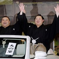 24歳の日本人力士、大の里(右)が第75代横綱に昇進した。(AP通信) 24歳の日本人力士、大の里(右)が第75代横綱に昇進した。(AP通信)