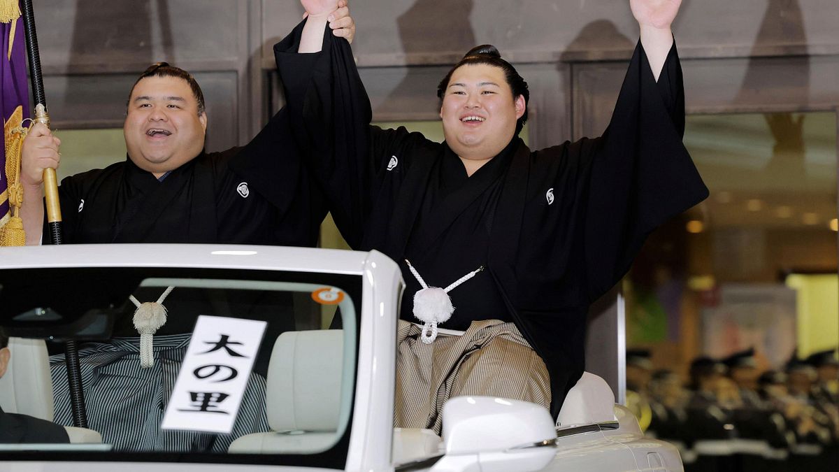 24歳の日本人力士、大の里(右)が第75代横綱に昇進した。(AP通信) 24歳の日本人力士、大の里(右)が第75代横綱に昇進した。(AP通信)