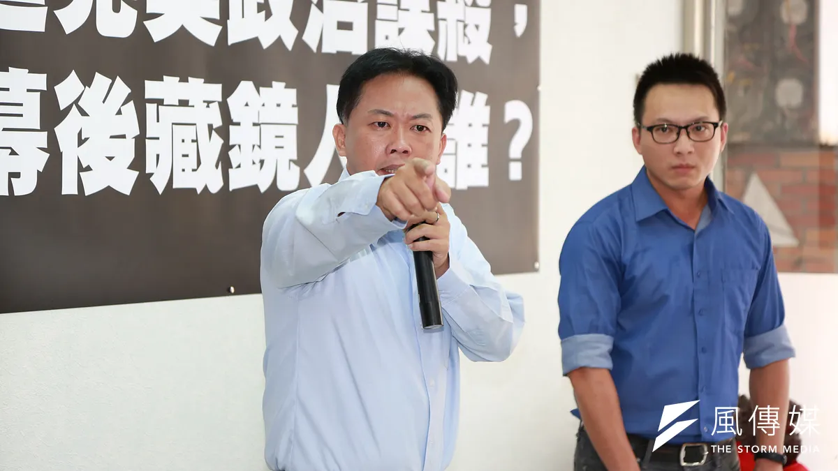 林冠勳(左)舉辦記者會,認為當時擦撞是政治鬥爭的假車禍。(簡必丞攝) 林冠勳(左)舉辦記者會,認為當時擦撞是政治鬥爭的假車禍。(簡必丞攝)