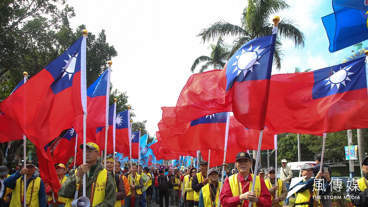 「八百壯士」捍衛權益繞行立法院。(陳明仁攝) 「八百壯士」捍衛權益繞行立法院。(陳明仁攝)