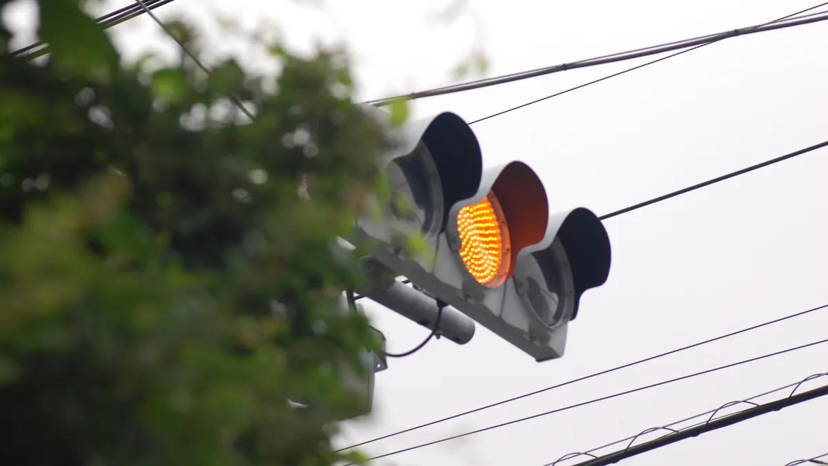 開車或騎車行經路口時,面對號誌突然從綠燈變黃燈,駕駛常瞬間陷入「該衝還是該停」的兩難。(示意圖/取自pixabay)