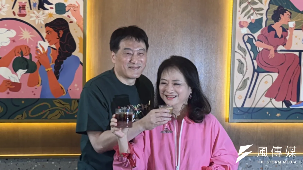 統一(1216)集團旗下星巴克與康是美雙雙突破全台600店規模,董事長羅智先(左)以及統一美麗生活事業董事長高秀玲(右)共同出席開幕記者會。(劉芯衣攝)