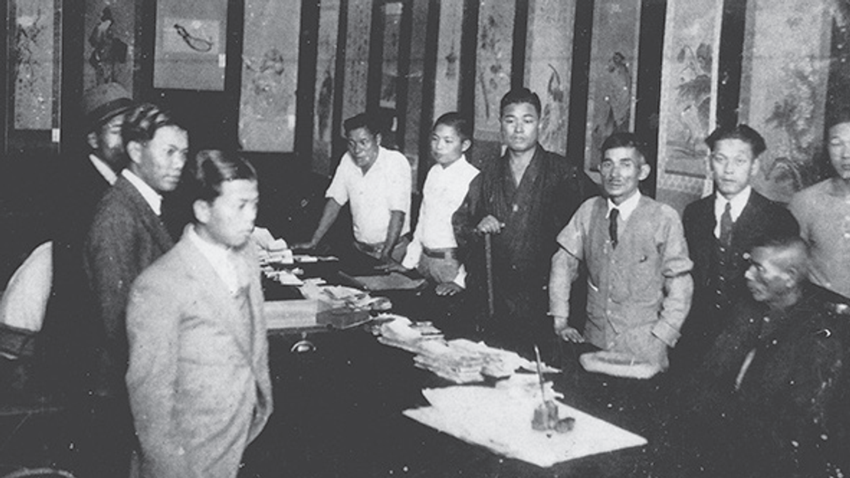 比起現代人人低頭滑手機的聚會,早期人的餐宴可是豐富多了呢!(圖/鄭嘉南先生,研之有物提供) 比起現代人人低頭滑手機的聚會,早期人的餐宴可是豐富多了呢!(圖/鄭嘉南先生,研之有物提供)