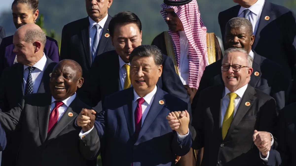 APEC秘魯峰會期間習近平與南非總統拉馬福薩、澳洲總理艾班尼斯合照。(美聯社)