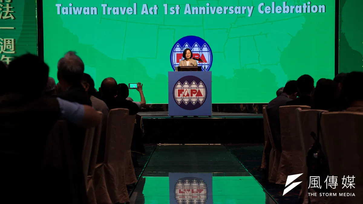 蔡英文的國安布局只有三字:全靠美!圖為蔡英文出席「台灣關係法40周年暨台灣旅行法周年紀念餐會」。(甘岱民攝)