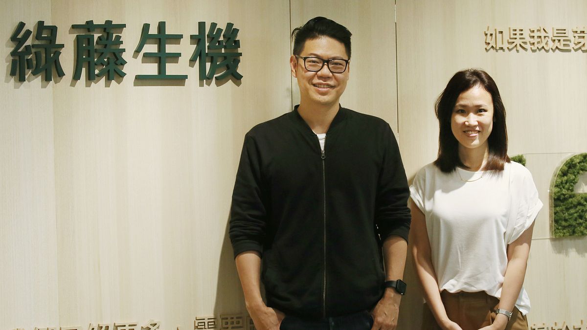 綠藤生機共同創辦人暨執行長鄭涵睿(左)、共同創辦人暨營運長廖怡雯(右)想挑戰的是,在剔除石化來源成分之後,以更好的方式對待自己和環境。(柯承惠攝) 綠藤生機共同創辦人暨執行長鄭涵睿(左)、共同創辦人暨營運長廖怡雯(右)想挑戰的是,在剔除石化來源成分之後,以更好的方式對待自己和環境。(柯承惠攝)