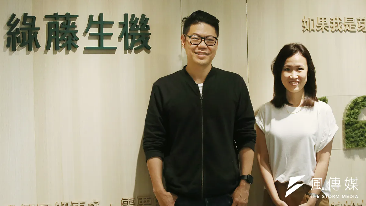 綠藤生機共同創辦人暨執行長鄭涵睿(左)、共同創辦人暨營運長廖怡雯(右)想挑戰的是,在剔除石化來源成分之後,以更好的方式對待自己和環境。(柯承惠攝)