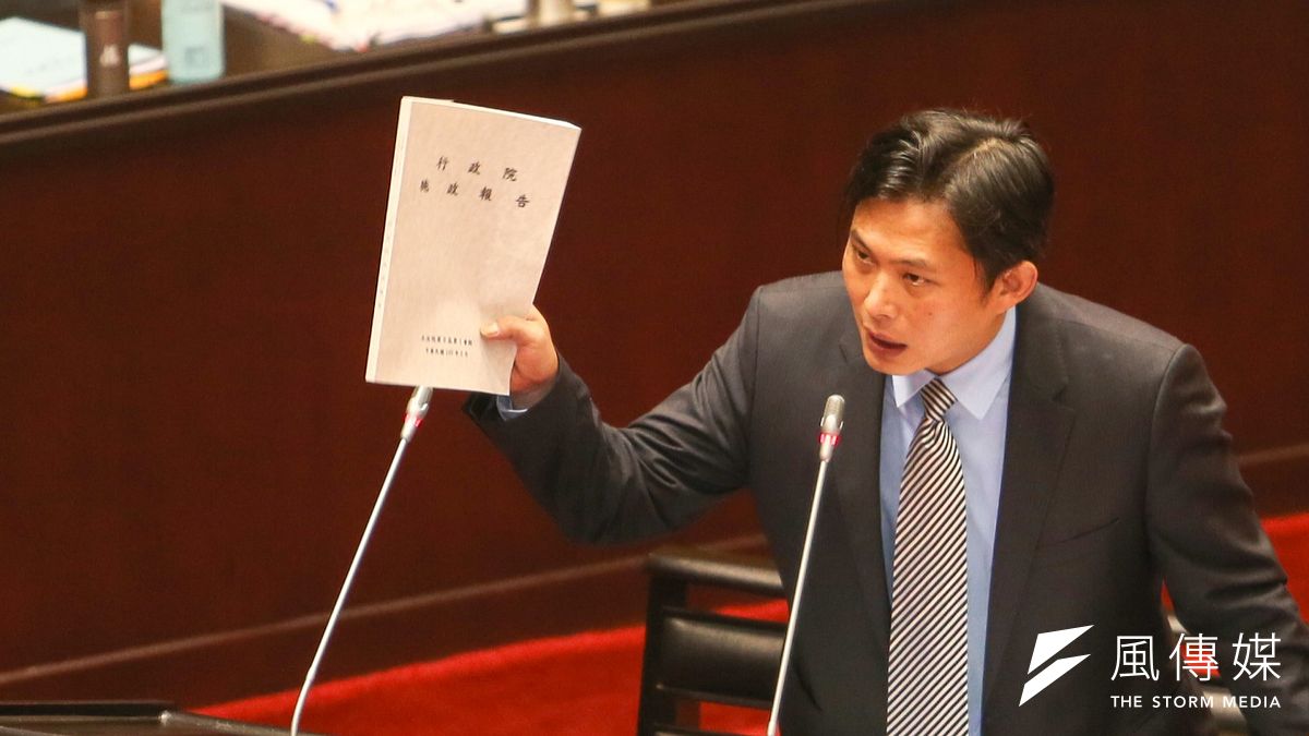 時代力量立委黃國昌初試啼聲,就發揮「戰神」威力,也把勞動部長陳雄文給惹毛。(陳明仁攝) 時代力量立委黃國昌初試啼聲,就發揮「戰神」威力,也把勞動部長陳雄文給惹毛。(陳明仁攝)