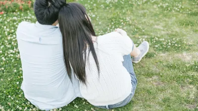 「情與義,值千金」,這些東西或許一開始不是愛情的主體,但是往後會與愛情一起深耕入土。(示意圖非本人/すしぱく@pakutaso)
