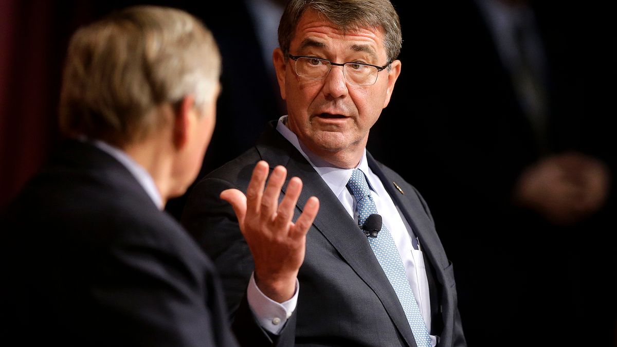 美國國防部長卡特2日發表演說,向國會開出5830億美元的預算規劃案。(美聯社) 美國國防部長卡特2日發表演說,向國會開出5830億美元的預算規劃案。(美聯社)