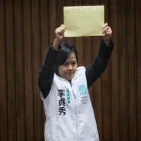 民進黨政府持續霸凌並質疑民眾黨立委李貞秀的參政資格,李貞秀也只能2在立法院會舉紙上標語表達立場。(柯承惠攝) 民進黨政府持續霸凌並質疑民眾黨立委李貞秀的參政資格,李貞秀也只能2在立法院會舉紙上標語表達立場。(柯承惠攝)