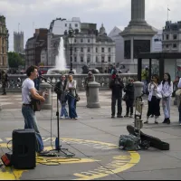 2025年5月21日,一名街頭藝人在倫敦特拉法加廣場(Trafalgar Square)表演。(美聯社) 2025年5月21日,一名街頭藝人在倫敦特拉法加廣場(Trafalgar Square)表演。(美聯社)