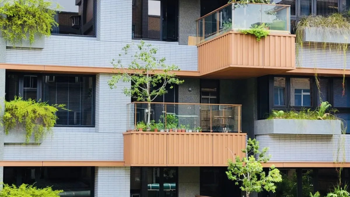 台灣房屋集團趨勢中心指出,對一般購屋族來說,錢更要花在刀口上,相對較不偏好大陽台物件,空間夠洗曬衣服就好。(圖/台灣房屋集團趨勢中心提供)