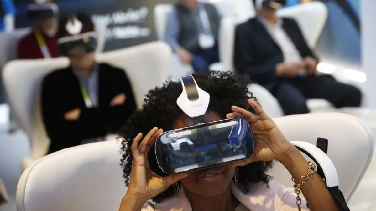 三星在CES2015展出的Galaxy Gear VR headset頭戴式螢幕。(美聯社)