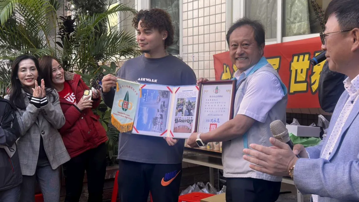 中華隊英雄林凱威29日返回竹市中隘里老家,成德高中校長沈永昆特別致贈傑出校友榮譽狀及英雄帖。(圖/新竹市政府提供)