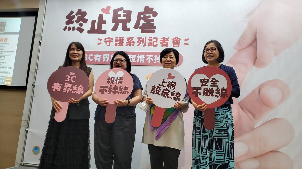 兒少上網的時間愈來愈長,家長與孩子卻缺乏正向的溝通,統計顯示,兒少遭身體不當對待案 件中,約有16%與管教兒少3C使用有關。(黃天如攝) 兒少上網的時間愈來愈長,家長與孩子卻缺乏正向的溝通,統計顯示,兒少遭身體不當對待案 件中,約有16%與管教兒少3C使用有關。(黃天如攝)