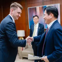 リトアニアの新駐台代表、カロリス・ピリパウスカス氏(左)と面会する林佳龍外相(右)。(林佳龍氏のFacebookより) リトアニアの新駐台代表、カロリス・ピリパウスカス氏(左)と面会する林佳龍外相(右)。(林佳龍氏のFacebookより)