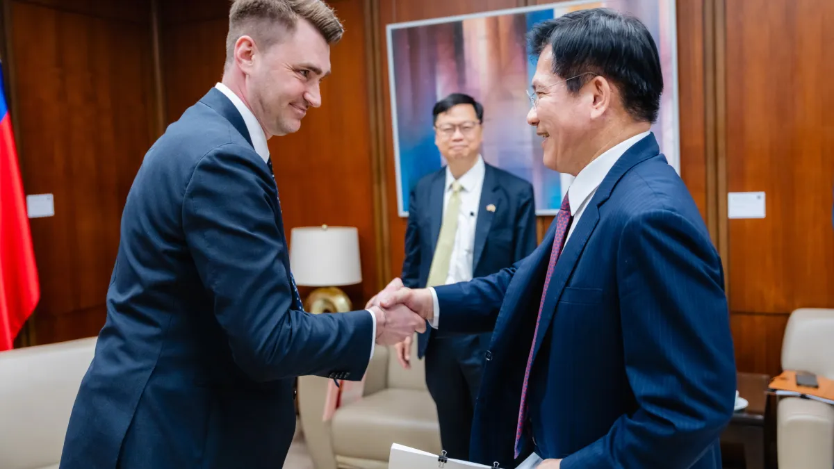 Foreign Minister Lin Chia-lung (left) meets with the new Lithuanian representative to Taiwan, Karolis Pilipauskas (right). (Photo from Lin Chia-lung's Facebook)