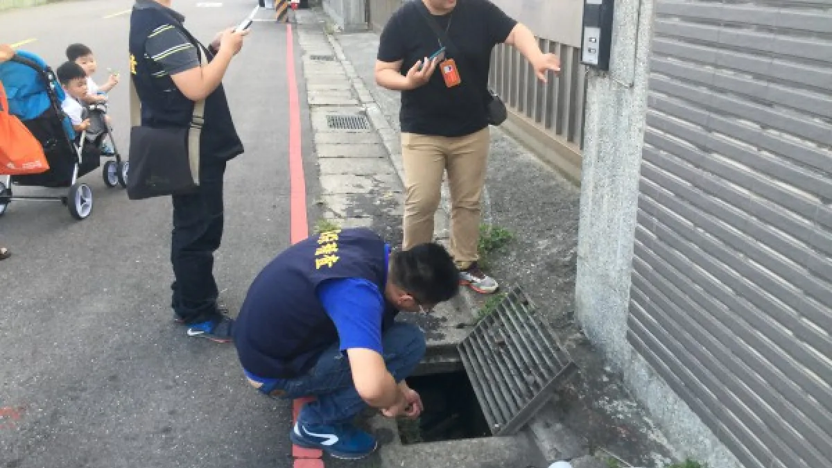 新北市環保局確認位於鶯歌區建國路之旭懋化工實業有限公司直接將清潔劑排大漢溪中,依違反水污染防治法告發。(圖/新北市環保局提供)