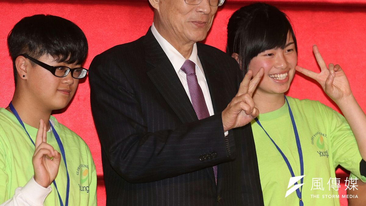 全國公教軍警暨退休人員聯合總會,呼籲現任黨主席洪秀柱「優雅轉身」,前副總統吳敦義今(9)晚表示:「恐怕不容易吧!」 (蘇仲泓攝) 全國公教軍警暨退休人員聯合總會,呼籲現任黨主席洪秀柱「優雅轉身」,前副總統吳敦義今(9)晚表示:「恐怕不容易吧!」 (蘇仲泓攝)