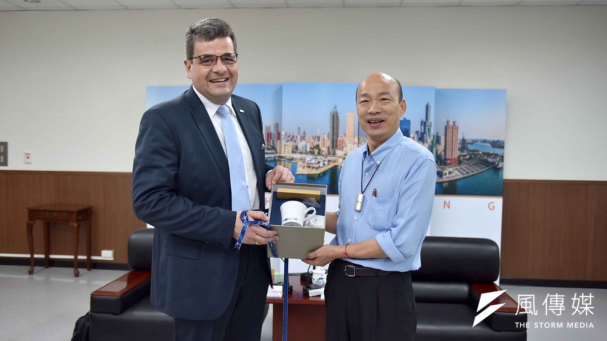 德國經濟辦事處由處長林百科(Axel Limberg),率成員拜會高雄市長韓國瑜(右)。(圖/徐炳文攝) 德國經濟辦事處由處長林百科(Axel Limberg),率成員拜會高雄市長韓國瑜(右)。(圖/徐炳文攝)