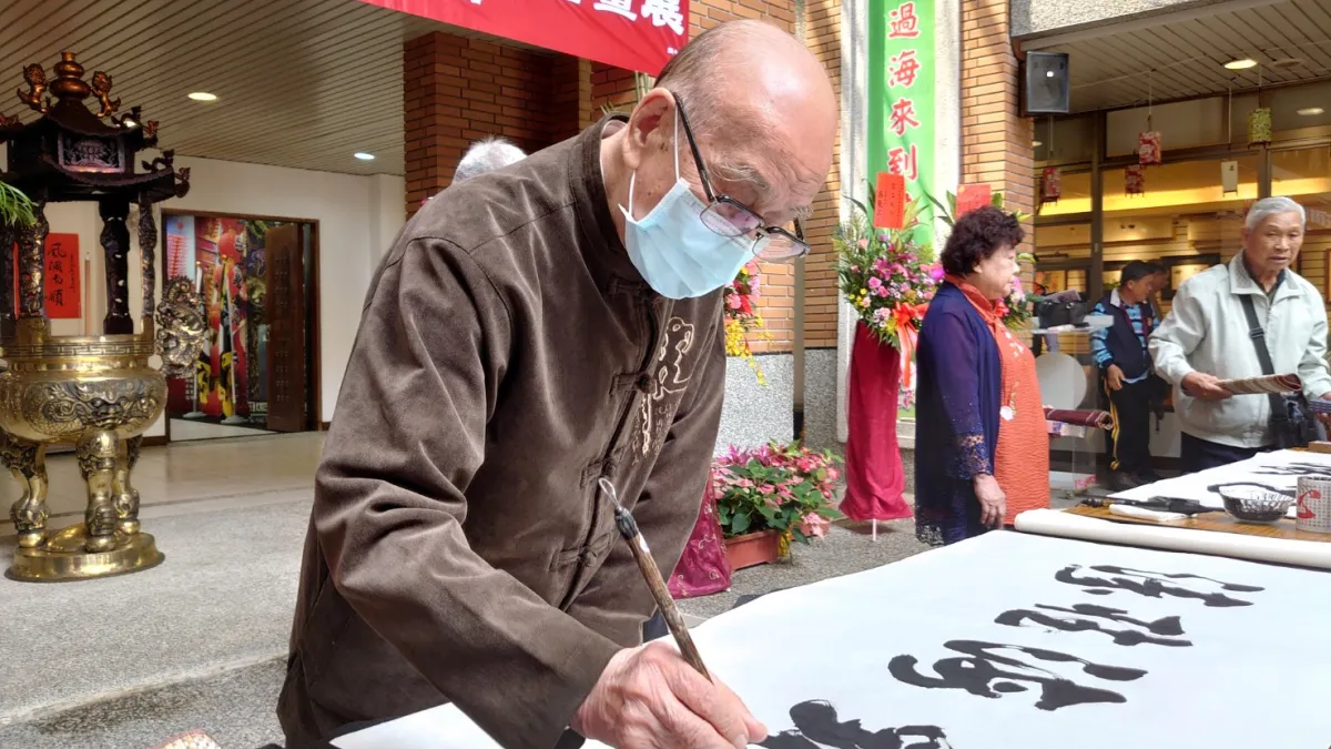 花蓮縣政府舉行花蓮粥會「華枝春滿 耄耋期頤」書畫聯展開幕式,邀請書畫家現場揮毫。(圖/花蓮縣政府客家事務處提供)