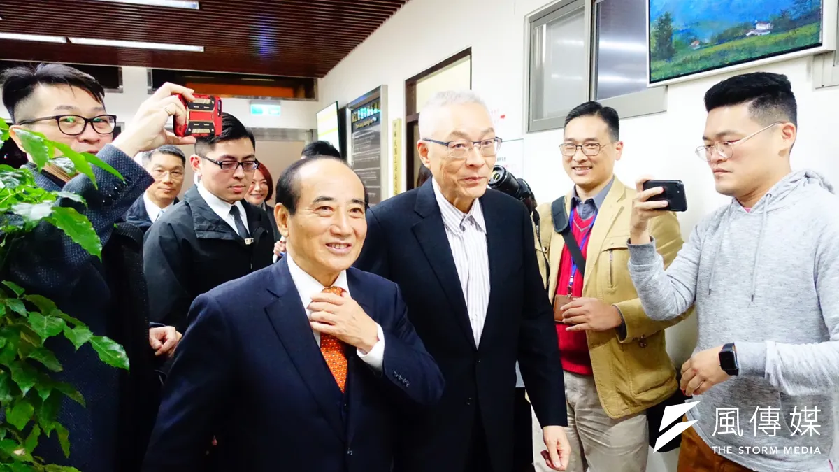 國民黨為了總統初選辦法吵不休,前立委謝國樑提醒,不要忘了選罷法的規範。圖為吳敦義日前突然到立法院拜會王金平。(資料照片,羅暐智攝)