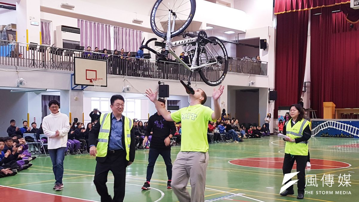 美國MIT高材生David Rush以下巴頂著腳踏車,行走168.76公尺,創下個人第36個金氏世界紀錄。(圖/方詠騰攝) 美國MIT高材生David Rush以下巴頂著腳踏車,行走168.76公尺,創下個人第36個金氏世界紀錄。(圖/方詠騰攝)