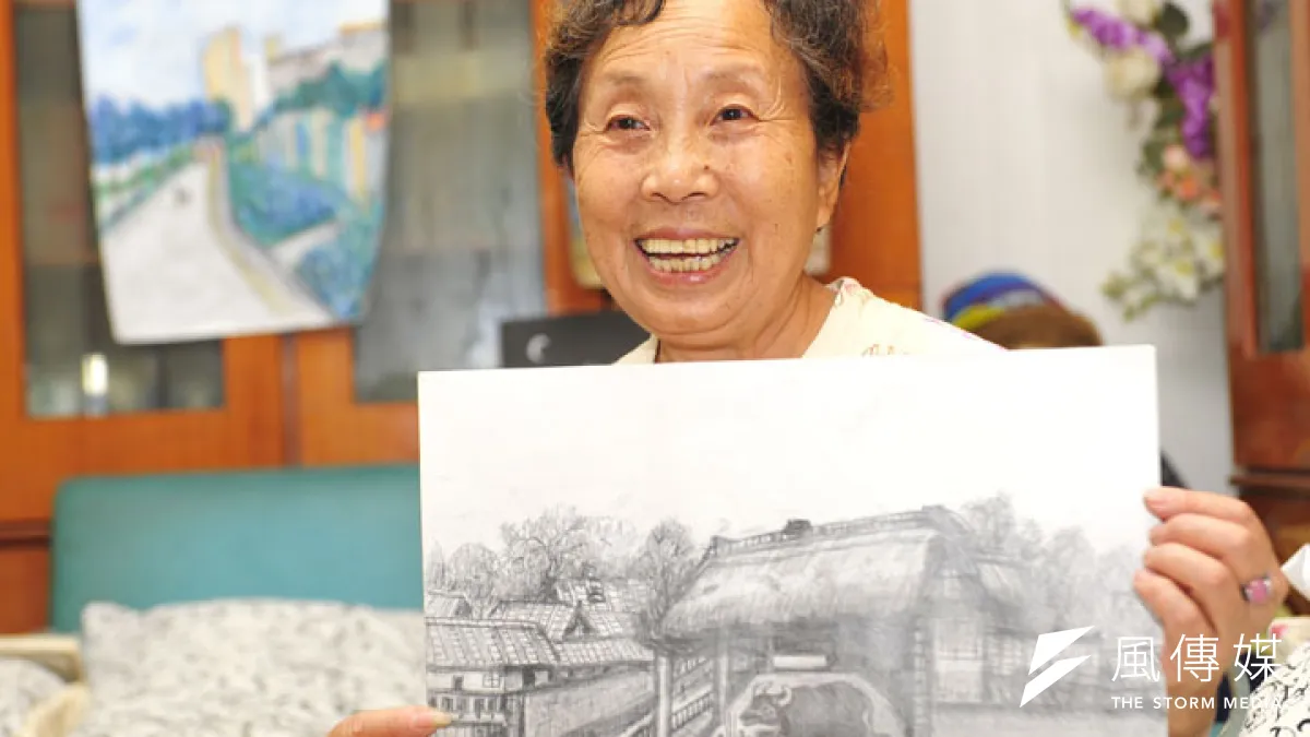 高齡73歲的龔素清,用鉛筆憑著兒時記憶,手繪出1960年代下的老成都,被當地人稱為「成都版的清明上河圖」。(圖/央視新聞)