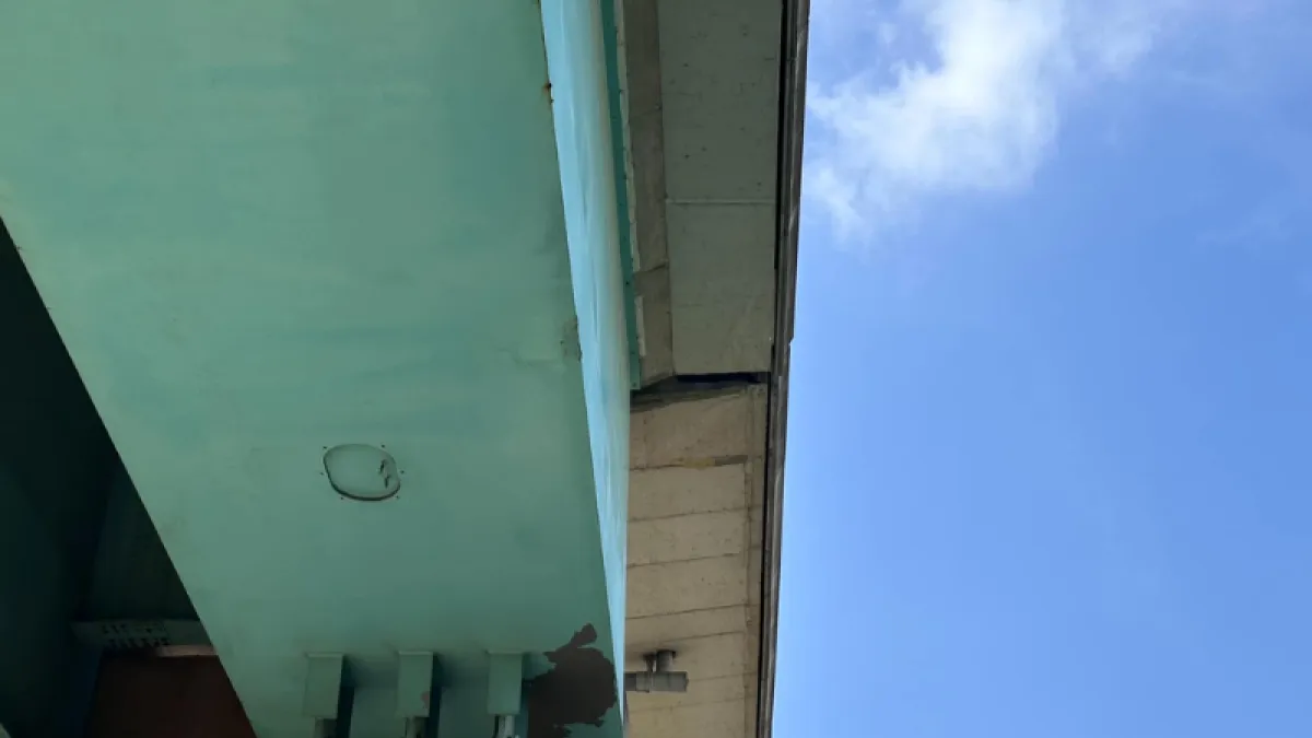 桃園機場捷運A18高鐵桃園站到A19桃園體育園區站之間的軌道發生錯位。(圖/翻攝自蘇俊賓臉書)