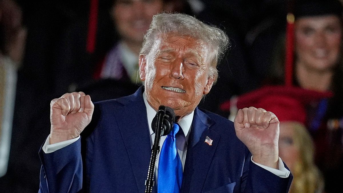 2025年5月1日,美國總統川普在阿拉巴馬大學發表畢業典禮演講。(美聯社) 2025年5月1日,美國總統川普在阿拉巴馬大學發表畢業典禮演講。(美聯社)