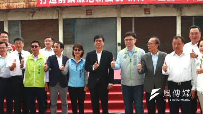 高雄市長陳其邁今偕同農委會陳添壽副主委、漁業署張致盛署長,共同為「前鎮漁港新風貌專案辦公室」揭牌啟用。(圖/徐炳文)