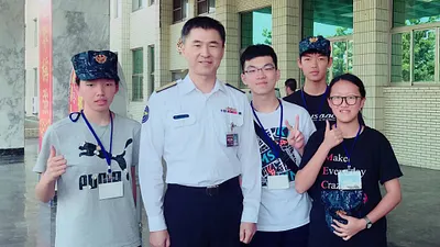 錄取清華將星計畫的港明高中賴羿萁(左一)曾報名「國防部菁英專案」,當時與海軍官校校長合影。(圖/清華大學提供)