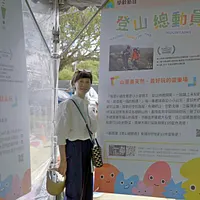 富邦文教基金會執行董事陳藹玲(左)與文化部長李遠(右)19日一起觀賞富邦文教基金會在「大FUN凱道-兒童未來市」設置的展區。(富邦文教基金會提供) 富邦文教基金會執行董事陳藹玲(左)與文化部長李遠(右)19日一起觀賞富邦文教基金會在「大FUN凱道-兒童未來市」設置的展區。(富邦文教基金會提供)