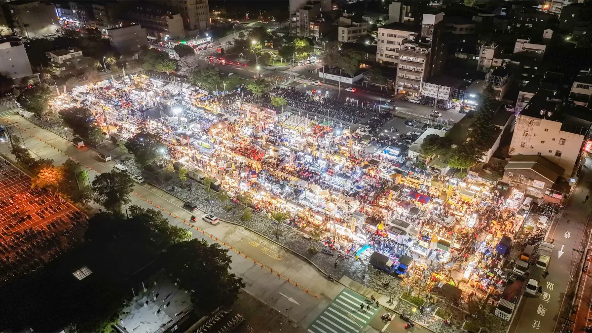 竹市「後站夜市」28日試營運首日預估湧入1.5萬人,圖為竹市後站夜市空拍照。(圖/新竹市政府提供)