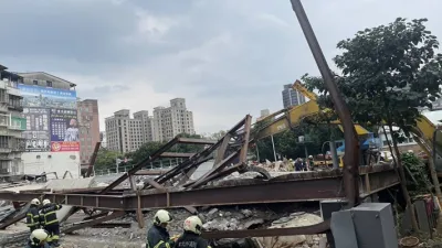 怪手駕駛慘遭水泥壓住,當場身亡。(圖/翻攝自記者爆料網)