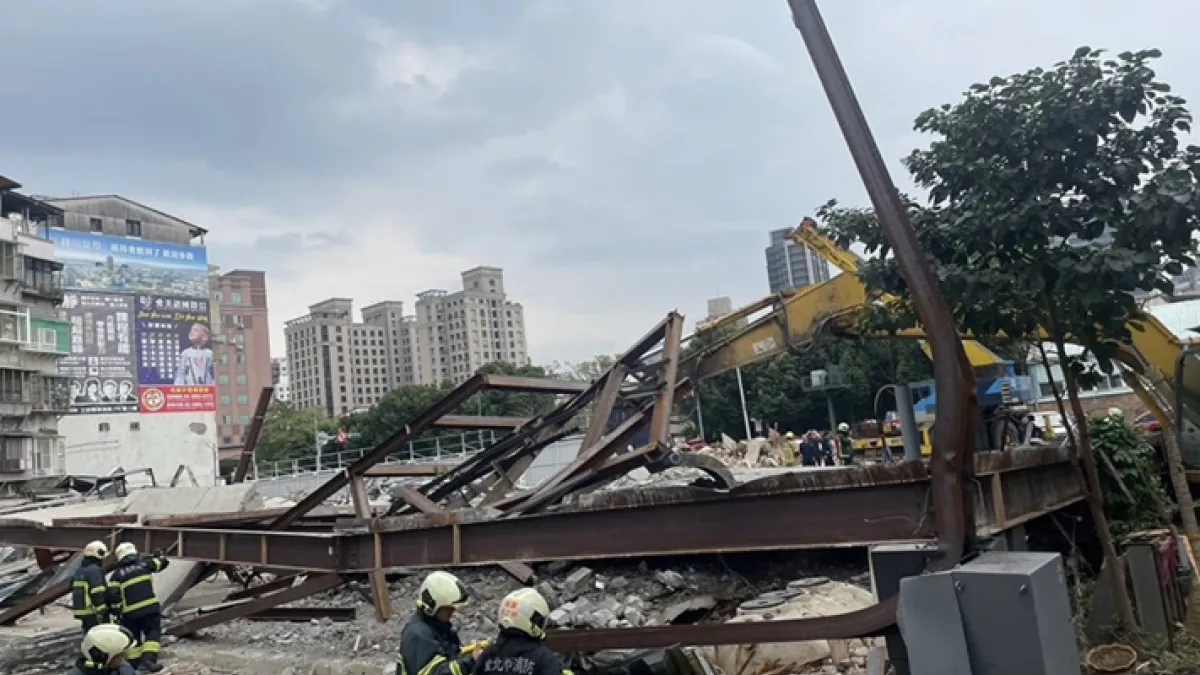 怪手駕駛慘遭水泥壓住,當場身亡。(圖/翻攝自記者爆料網)