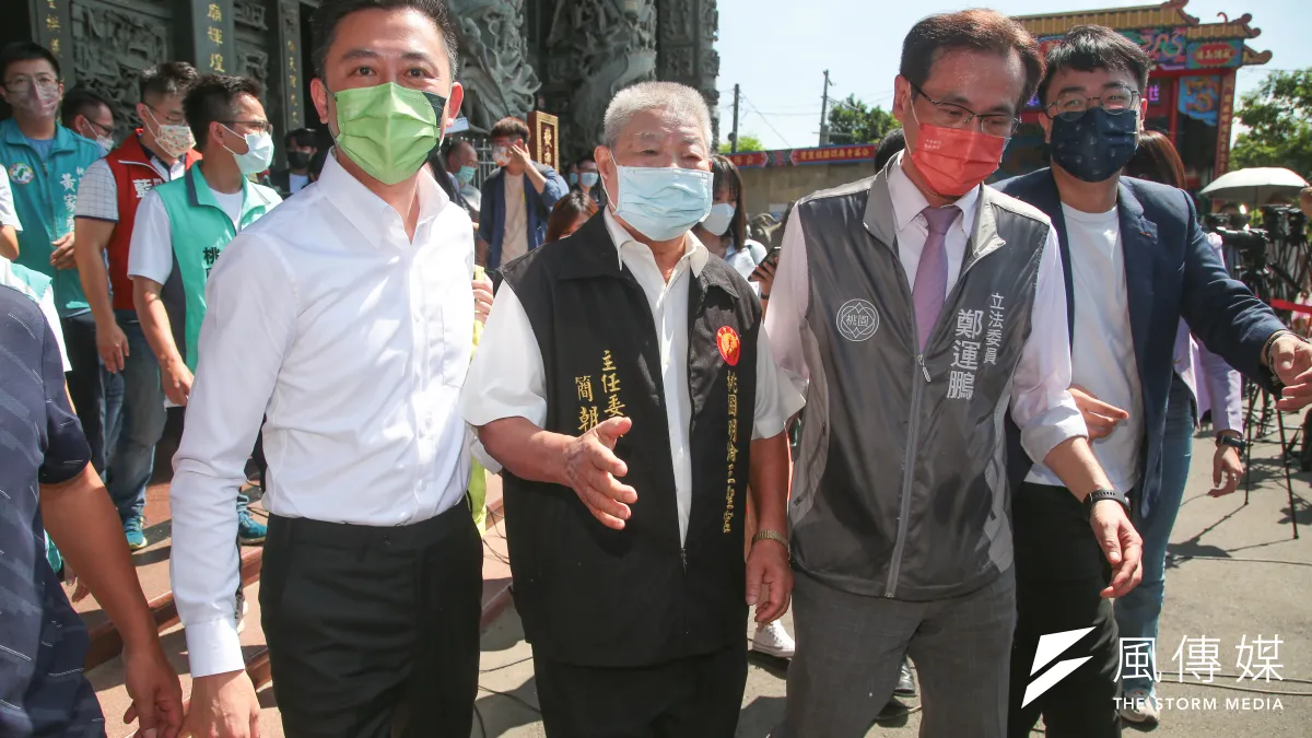 前新竹市長林智堅(左)論文案野燒不盡,連帶接棒參選桃園市長的鄭運鵬(右)選情低迷。(顏麟宇攝)