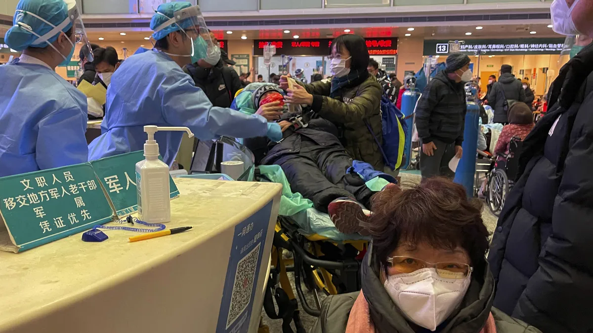 中國大陸新冠病毒近來又有增強之勢,多位醫生公開在社交媒體上呼籲公眾做好自我防護工作。(AP)