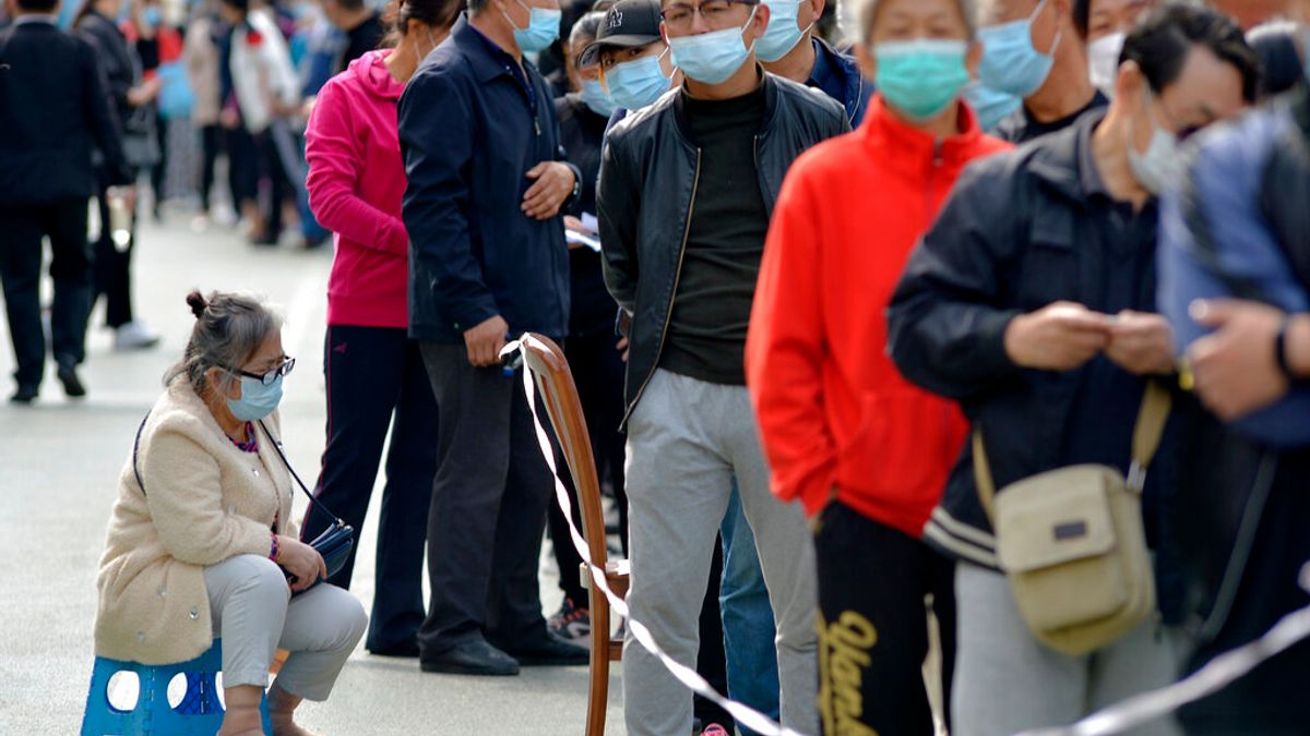 中國山東省青島市民排隊等候進行新冠病毒核酸檢測。(美聯社) 中國山東省青島市民排隊等候進行新冠病毒核酸檢測。(美聯社)
